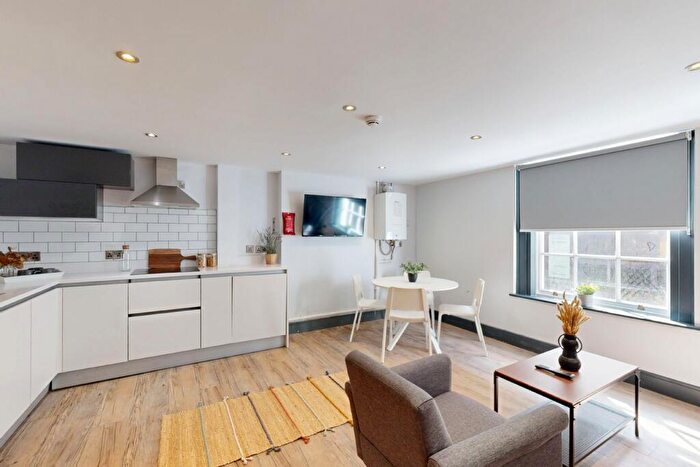 4 Bedroom Apartment To Rent In Flat, Hoods Hideout, - Houndsgate, NG1