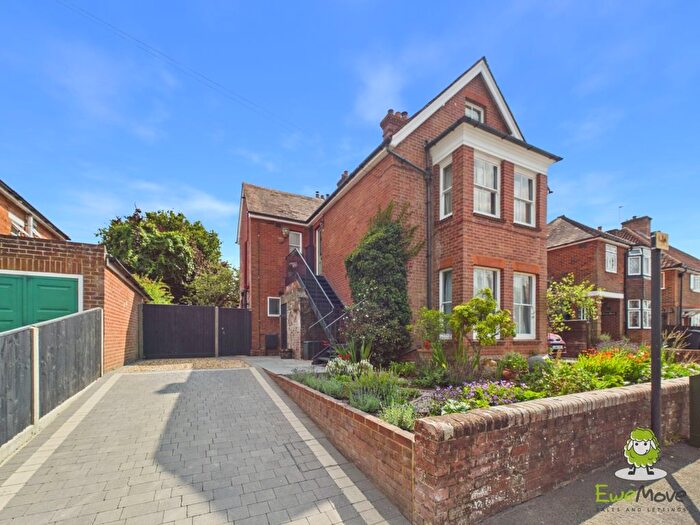 4 Bedroom Maisonette For Sale In Beaconsfield Road, Basingstoke, Hampshire, RG21
