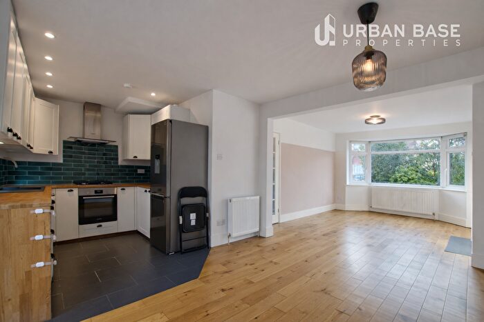 4 Bedroom Terraced House To Rent In Rainham, RM13