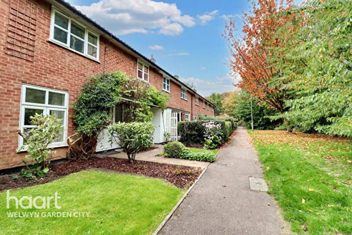 3 Bedroom Terraced House For Sale In Vine Close, Welwyn Garden City, AL8