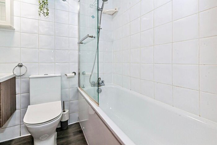 2 Bedroom Flat For Sale In Grove Close, Slough, SL1