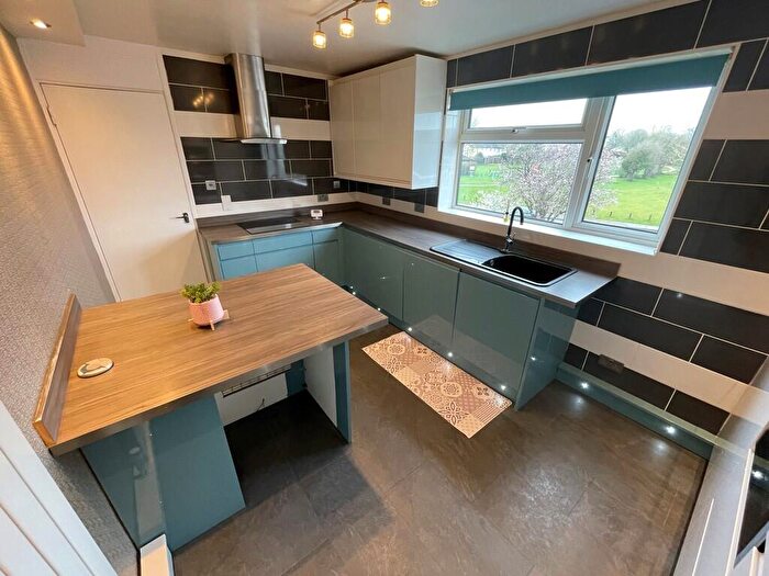 2 Bedroom Apartment To Rent In Hollyfield, Hatfield, AL10