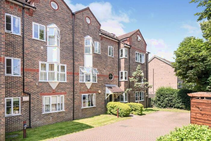 2 Bedroom Flat To Rent In Overton Road, Sutton, Surrey, SM2