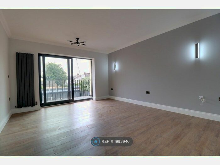 2 Bedroom Flat To Rent In Dsd House, Romford, RM6