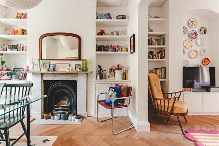 2 Bedroom Flat For Sale In Median Road, London, E5