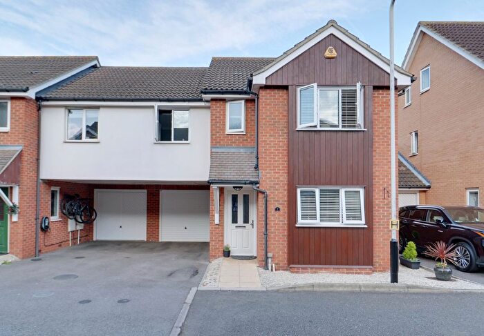 3 Bedroom Semi-Detached House For Sale In Mayfield Grove, Rainham, RM13