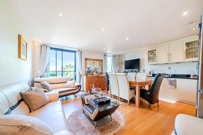 2 Bedroom Flat For Sale In Albemarle Road, Beckenham, BR3