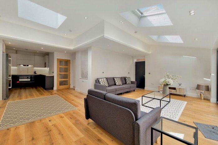 3 Bedroom Flat To Rent In Crown Road, New Malden, KT3