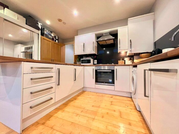 1 Bedroom Flat To Rent In Gleneldon Road, London, SW16