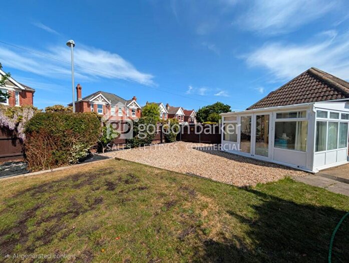 3 Bedroom Chalet To Rent In Avenue Road, Christchurch, Dorset, BH23