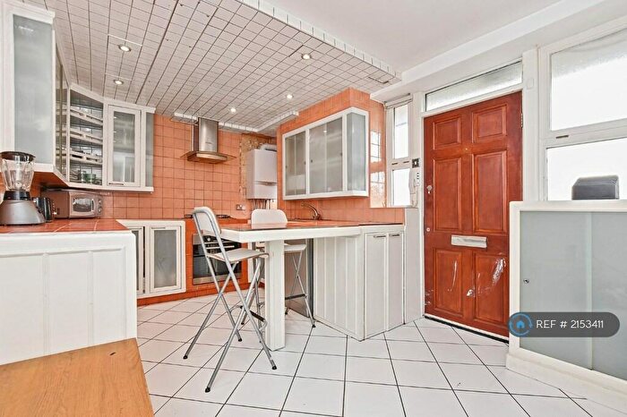 3 Bedroom Flat To Rent In Custance House, London, N1