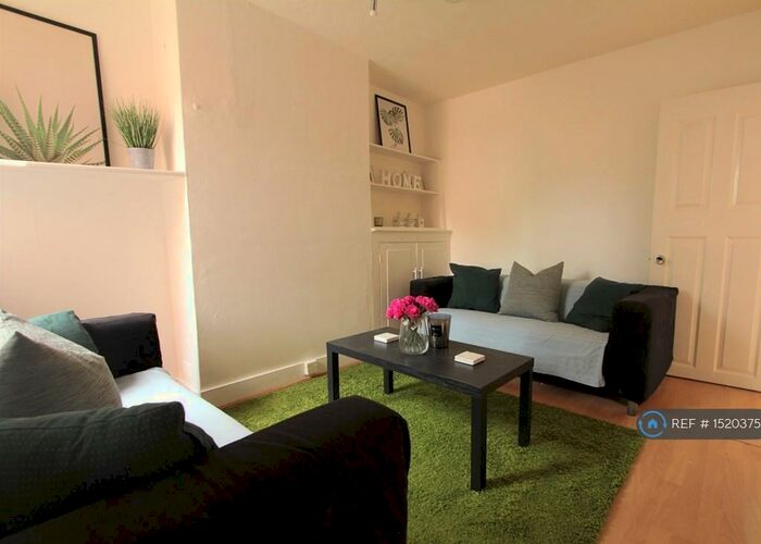 6 Bedroom Terraced House To Rent In Grange Avenue, Reading, RG6