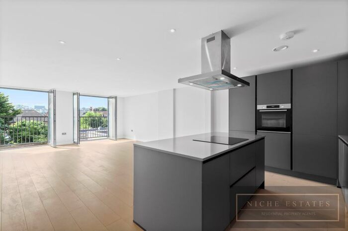 3 Bedroom Apartment To Rent In Homestead Heights, Crouch End, London, N8