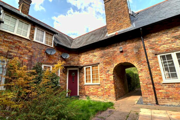 1 Bedroom Flat To Rent In Amersham Court, Woodside Road, Amersham, HP6