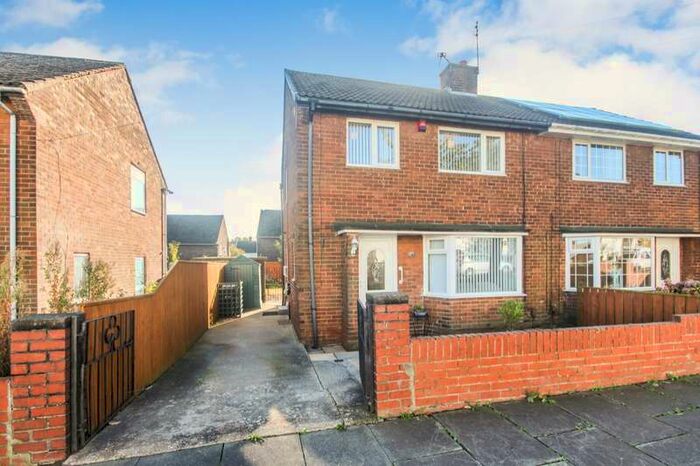 3 Bedroom Semi-Detached House For Sale In 25 Hopedene, Leam Lane, Gateshead, NE10