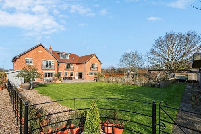 6 Bedroom Detached House For Sale In The Vale, Wokingham, RG40