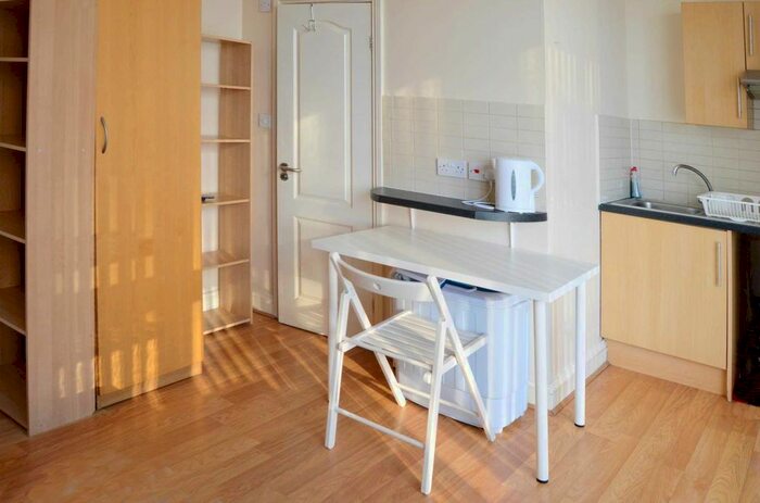 Studio To Rent In High Street, Acton, W3