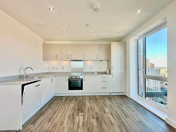 2 Bedroom Apartment To Rent In High View, Hatfield, AL10