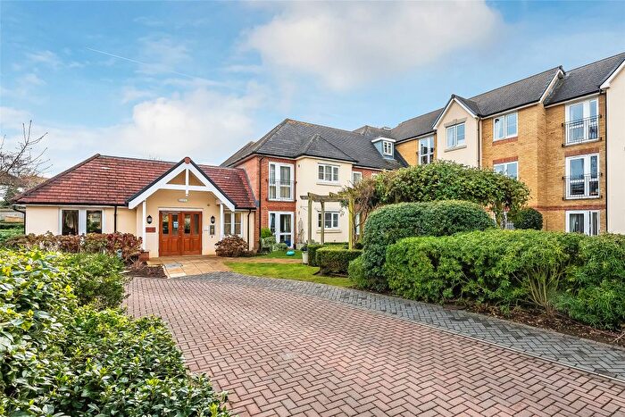 1 Bedroom Flat For Sale In Kingston Avenue, Leatherhead, Surrey, KT22