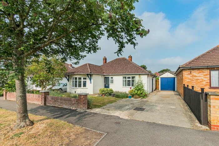 3 Bedroom Bungalow To Rent In Brashfield Road, Bicester, OX26