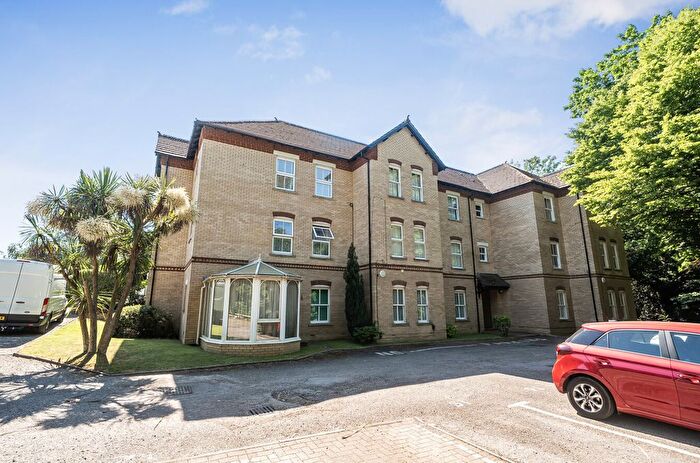 2 Bedroom Flat For Sale In Midanbury Lane, Bitterne Park, Southampton, Hampshire, SO18