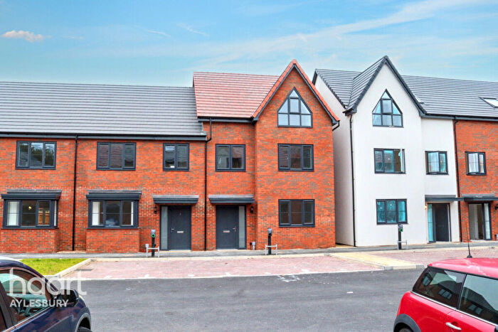 3 Bedroom End Of Terrace House For Sale In Eighth Avenue, Aylesbury, HP19