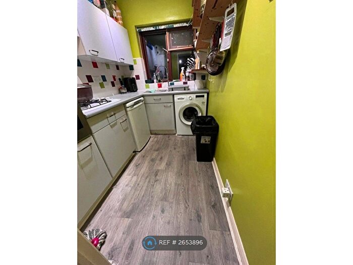 4 Bedroom Semi-Detached House To Rent In Eddy Close, Romford, RM7