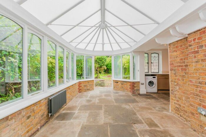 2 Bedroom Flat To Rent In Park Avenue, Alexandra Palace, London, N22