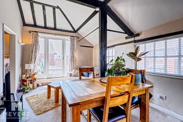 1 Bedroom Flat For Sale In Bargates, Christchurch, BH23