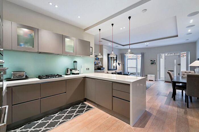 2 Bedroom Flat To Rent In Blythe Road, W14