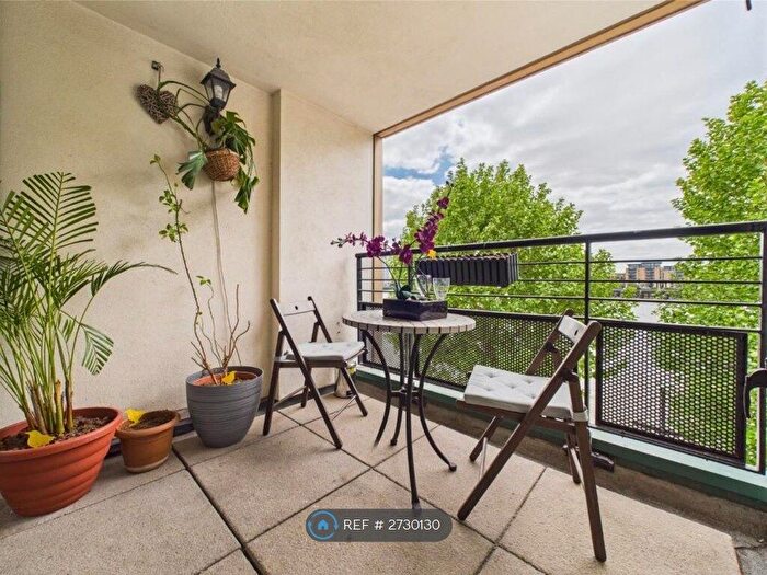 2 Bedroom Flat To Rent In Chart House, London, E14