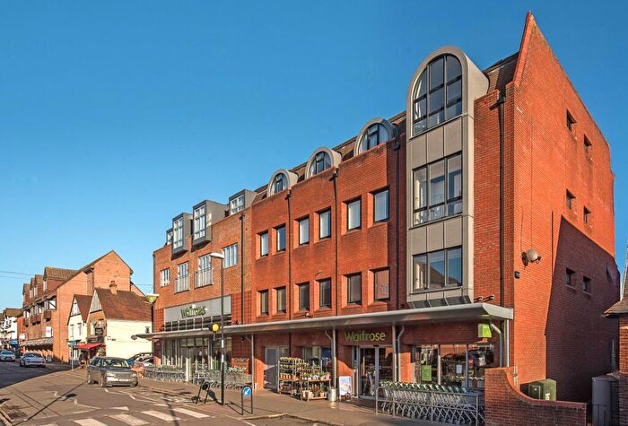 3 Bedroom Flat To Rent In Station Road, Gerrards Cross, Buckinghamshire, SL9