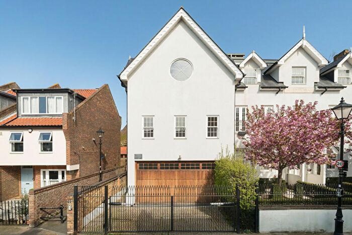 5 Bedroom Town House To Rent In Church Street, London, TW7
