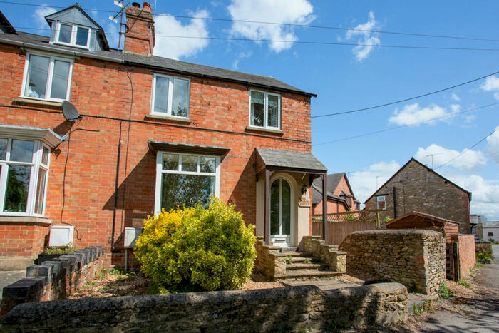 3 Bedroom Cottage To Rent In Bridge Street, Brackley, Northamptonshire, NN13