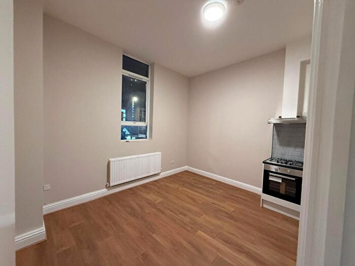 2 Bedroom Flat To Rent In High Road Leyton, London, E10