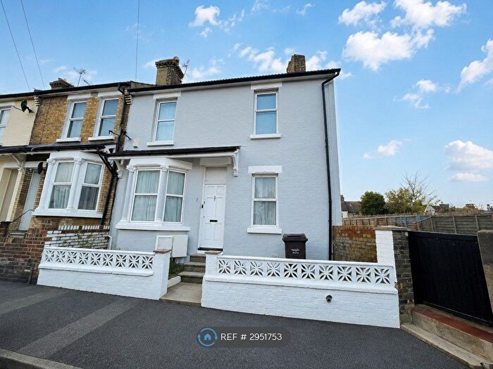 3 Bedroom End Of Terrace House To Rent In Louisville Avenue, Gillingham, ME7