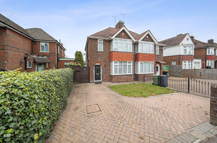 3 Bedroom Semi-Detached House For Sale In Chiltern Road, Dunstable, Bedfordshire, LU6