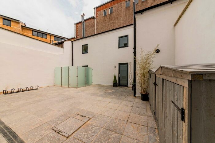 1 Bedroom Flat To Rent In East Street, Epsom, KT17