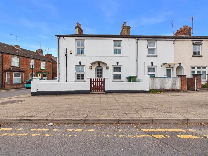 3 Bedroom End Of Terrace House For Sale In Park Street, Aylesbury, HP20