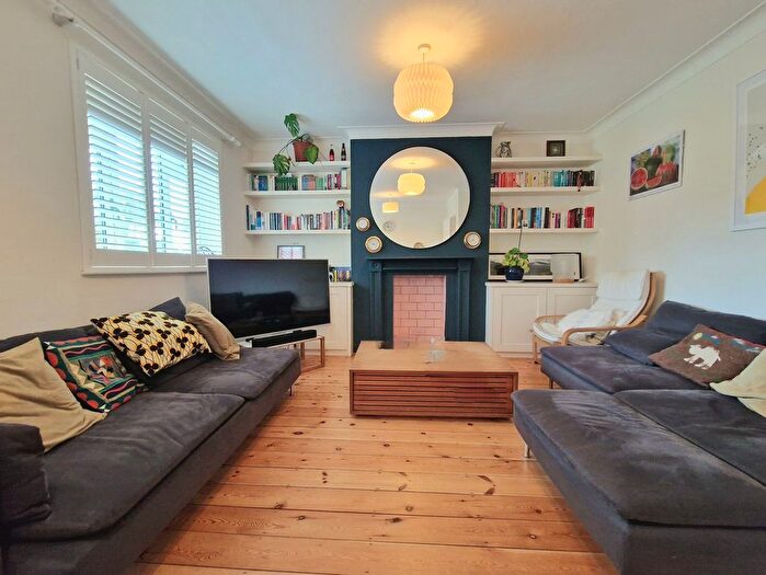 3 Bedroom Maisonette To Rent In Lonsdale Road, Windermere Court Lonsdale Road, SW13