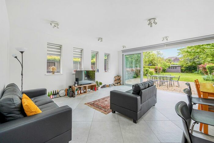 3 Bedroom Flat To Rent In The Grove, London, W5