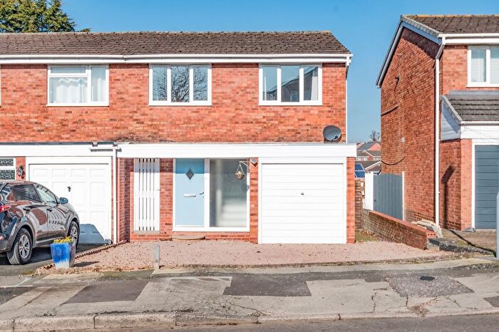 3 Bedroom End Terrace House For Sale In Wenlock Drive, Bromsgrove, Worcestershire, B61