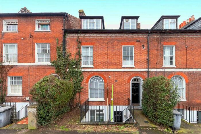 1 Bedroom Flat To Rent In Russell Street, Reading, Berkshire, RG1