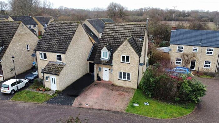 4 Bedroom Link Detached House For Sale In Perrinsfield, Lechlade, Gloucestershire, GL7