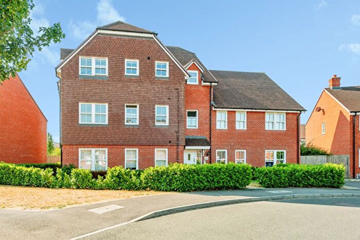 2 Bedroom Flat For Sale In Harmony Road, Horley, RH6