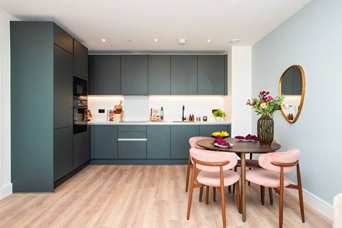 1 Bedroom Flat For Sale In Hawks Raod, Kingston Upon Thames, KT1