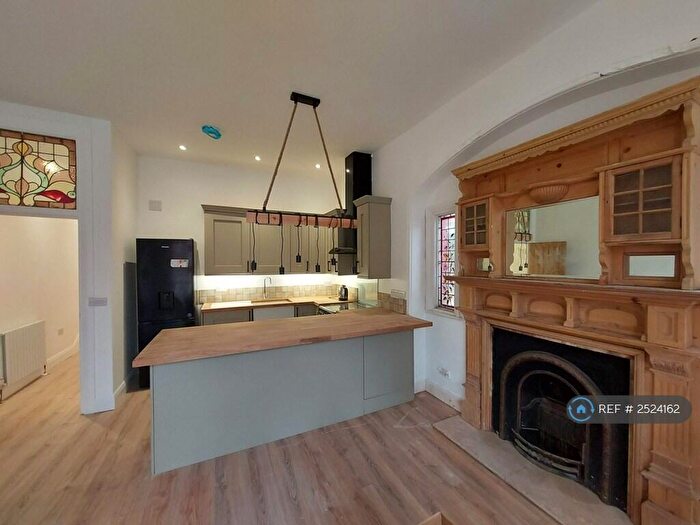 3 Bedroom Flat To Rent In Princes Avenue, London, N3