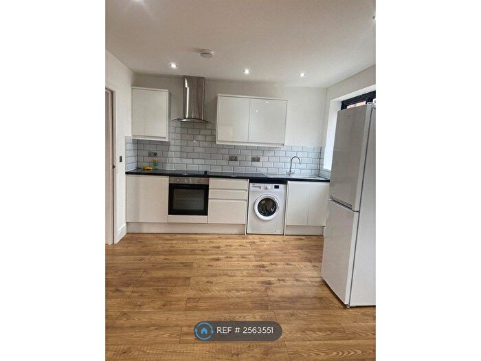 2 Bedroom Flat To Rent In St Andrews Road, London, E17