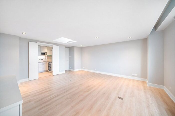 2 Bedroom Flat To Rent In Heathfield Terrace, Chiswick, W4
