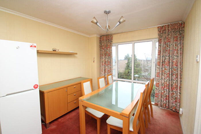 2 Bedroom Maisonette To Rent In Turnpike Link, Croydon, CR0
